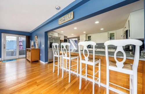 South Yarmouth House | Beautiful waterfront home- mins to beach, fishing/kayak right from the backyard