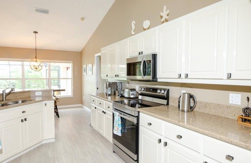 Laurel House | Beautiful Waterfront House w/Pool, 7 min to the Beach
