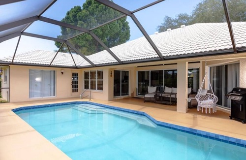 Laurel House | Beautiful Waterfront House w/Pool, 7 min to the Beach