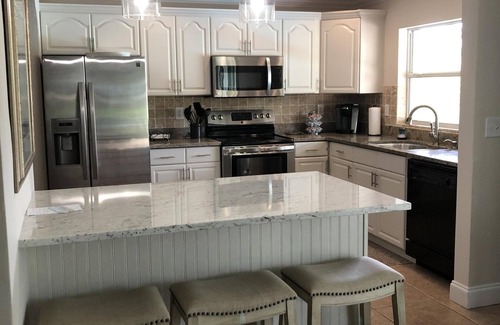 Biggar House | Beautiful Waterfront Paradise. 10 miles to the beach!