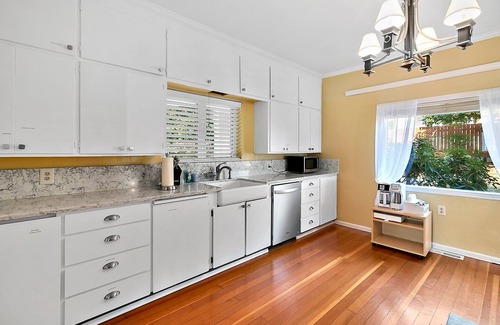 Burley House | Beautiful Waterfront House with Relaxing Kyak & Seafood(clams&oysters) available