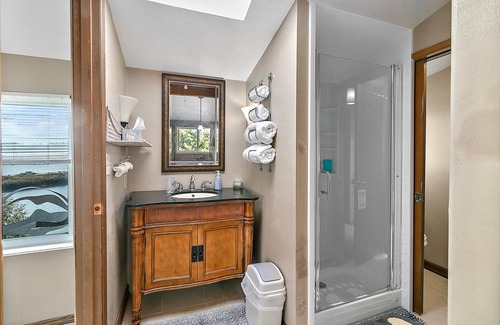 Burley House | Beautiful Waterfront House with Relaxing Kyak & Seafood(clams&oysters) available