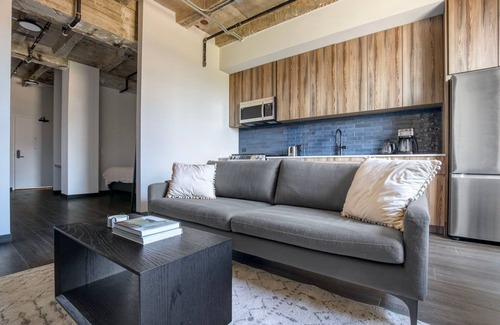 Near West Side Apartment | Beautiful West Loop Jr 1BR w/Gym, near Fulton Market, by Blueground