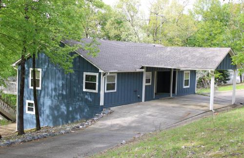 Jones Mills House | Beautiful Wooded Retro Style Home