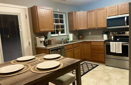 Knoxville Condo | Beautiful1 Bdr, 1.5 Bath Safe, Clean Condo Close to Major Hospitals & Downtown