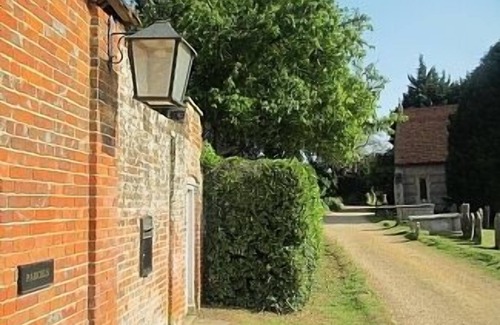 Twyford House | Beautifully Converted 17th C Grade II Stables/Coach House/Barn In Quiet Location