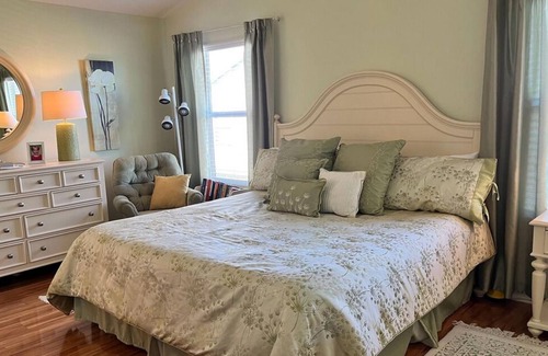 Charlotte House | Beautifully Decorated Home between Lake Sumter and Brownwood, includes Golf Cart