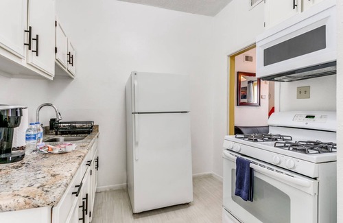 Government Hill Apartment | Beautifully decorated 1-bedroom for long term stay