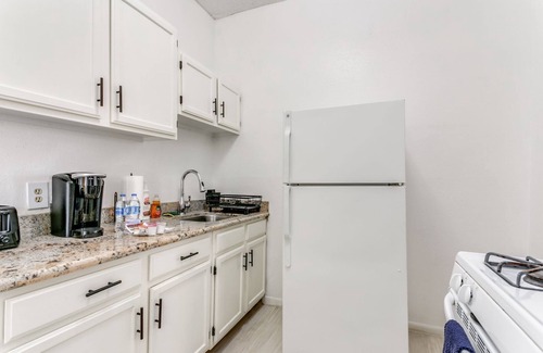 Government Hill Apartment | Beautifully decorated 1-bedroom for long term stay