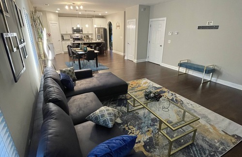 Mableton House | Beautifully decorated modern home with lots of space.
