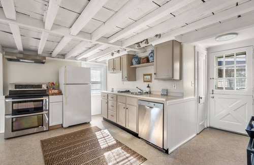 Portsmouth House | Beautifully Designed Guest House on Charming Aquidneck Island