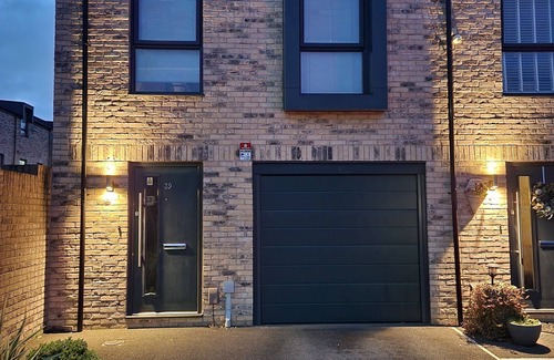Trafford House | Beautifully Fab 3 bedroom 4 beds New home 8 guests Stretford Trafford