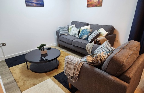 Trafford House | Beautifully Fab 3 bedroom 4 beds New home 8 guests Stretford Trafford
