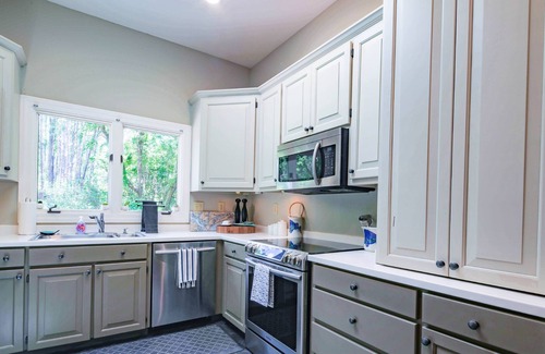 Vanderhorst Plantation House | Beautifully Furnished & Renovated Beach Home w/Large Living Room, Den & Back Deck!