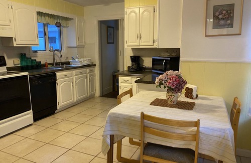 Malden House | Beautifully furnished 3 bedrooms close to Boston Apt up to 5 adults