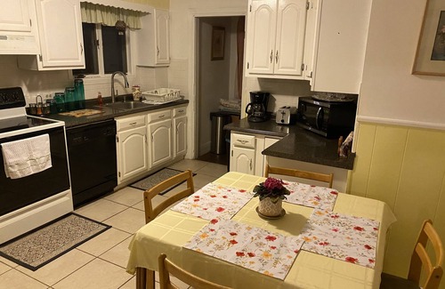 Malden House | Beautifully furnished 3 bedrooms close to Boston Apt up to 5 adults