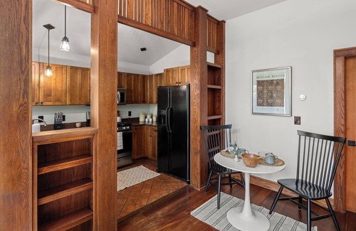 Kenilworth House | Beautifully furnished carriage house in the heart of historic Kenilworth.