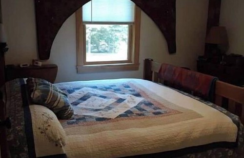 Vineyard Haven Ski Chalet | Beautifully handcrafted arts and craft style carriage house chalet