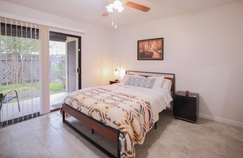 Greenacres Apartment | Beautifully Lit Roomy 2 BR Great for Travel Worker