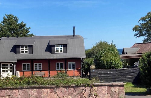 Sandkaas House | Beautifully located holiday home with a sea view.