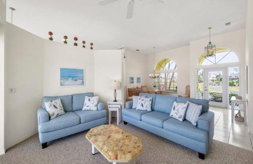 Marco Island House | Beautifully maintained waterfront home with pool