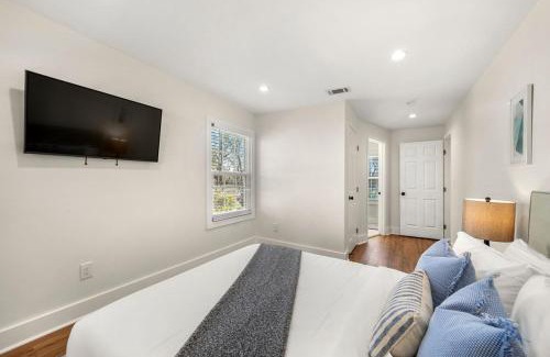 Norcross House | Beautifully Modern Newly-Renovated Cottage in Norcross