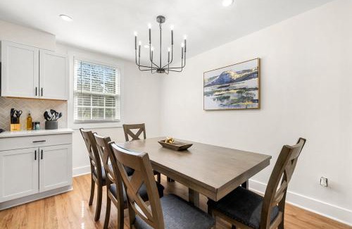 Norcross House | Beautifully Modern Newly-Renovated Cottage in Norcross