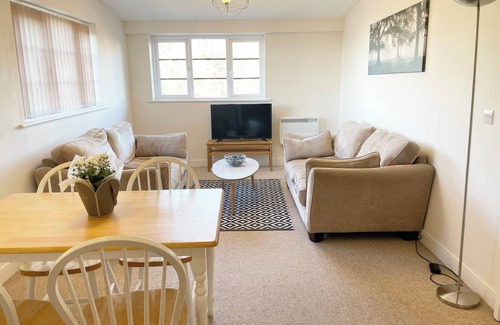 Rushmoor District Apartment | Beautifully presented 2 Bedroom Apartment - Farnborough