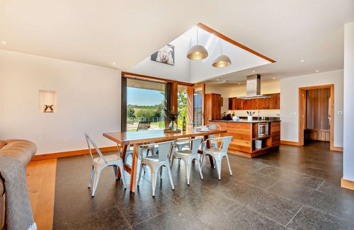 Great Tew Cottage | Beautifully presented Cotswold holiday cottage with a hot tub - Walnut Barn
