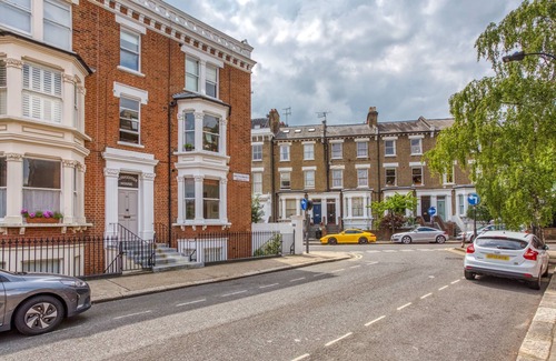Addison Apartment | Beautifully Presented 1BD Flat in West London