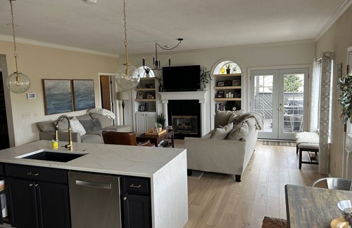 Gleneagle House | Beautifully renovated 4 bedroom house 2 minutes from AFA North Gate