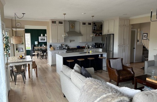 Gleneagle House | Beautifully renovated 4 bedroom house 2 minutes from AFA North Gate