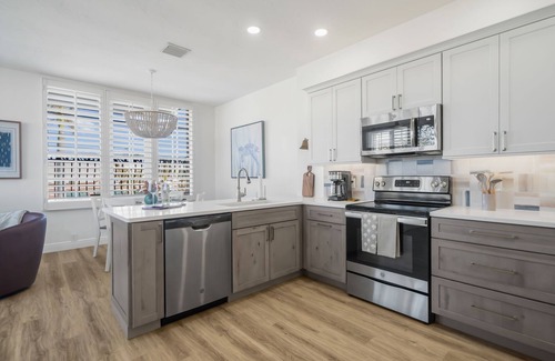Venice Apartment | Beautifully Remodeled 2-Bedroom, 2-Bath Apt in Historic Downtown Venice, FL