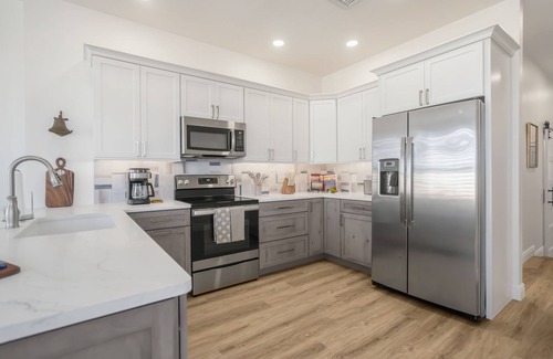 Venice Apartment | Beautifully Remodeled 2-Bedroom, 2-Bath Apt in Historic Downtown Venice, FL