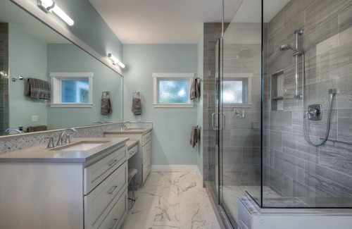 Alki House | Beautifully Remodeled - 5Bed/3Bath - by Alki Beach & Downtown