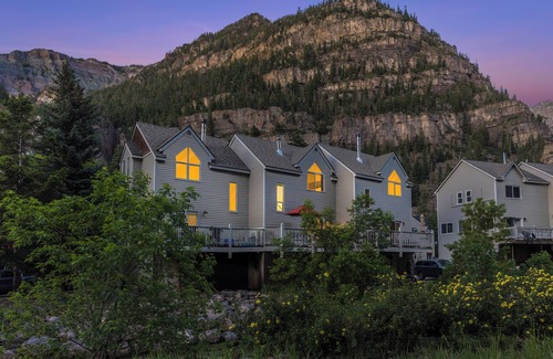 Ouray House | Beautifully Remodeled Townhome- Next to Ouray Hot Springs- Over Looking River