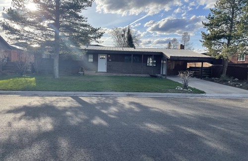 Gunnison House | Beautifully remodeled 1950's home located right downtown