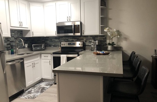 Waikiki Condo | Beautifully Remodeled Modern Condo + Free Parking Waikiki