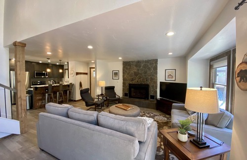 Sunriver House | Beautifully Remodeled, Steps to Fort Rock Park, A/C, SHARC Passes, Hot Tub.