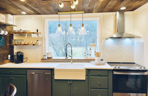 Zionville House | Beautifully remodeled cottage-w. Creek close to Downtown Boone & all activities