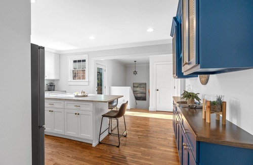 Greenville House | Beautifully Renovated Cottage Style Home - 5 Mins from Downtown