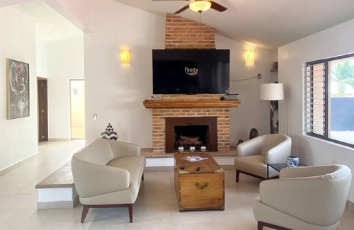 San Antonio Tlayacapan House | Beautifully Renovated 2 Bedroom. Great Location- Walk to everything.