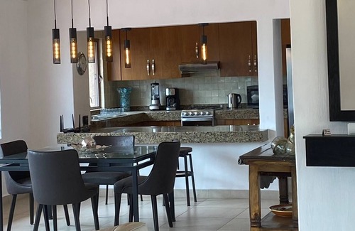 San Antonio Tlayacapan House | Beautifully Renovated 2 Bedroom. Great Location- Walk to everything.