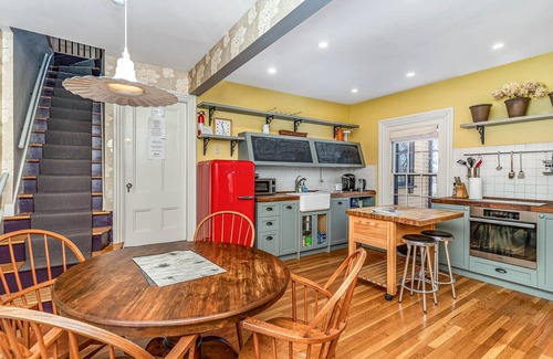 Jamaica Plain House | Beautifully renovated apartment in the trees
