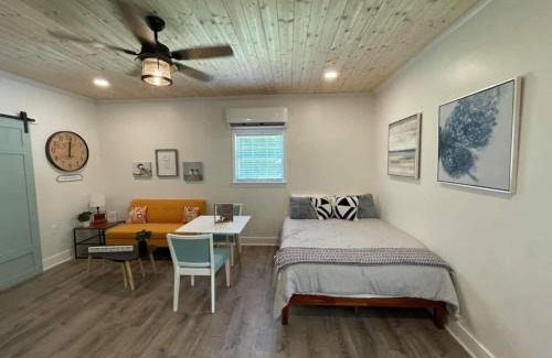 Winchester Apartment | Beautifully Renovated Studio 2 Miles From Marina!