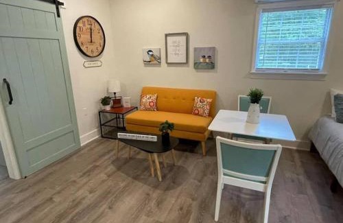Winchester Apartment | Beautifully Renovated Studio 2 Miles From Marina!