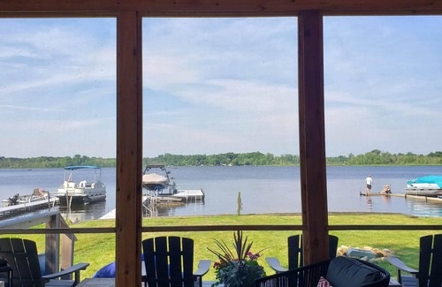 Marcellus House | Beautifully renovated lakefront house 2 hrs from Chicago on 600 acre lake