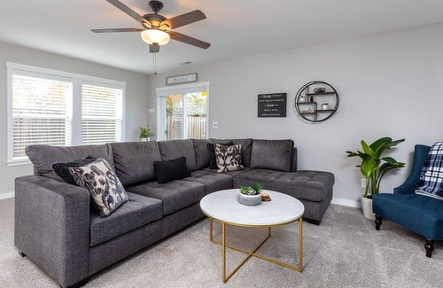 Centennial House | Beautifully renovated comfy home. Near PDX, DTWN & Multnomah Falls.