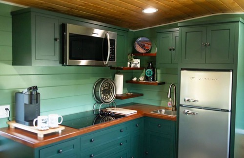Golden Hills House | Beautifully Renovated Yellow Union Pacific Caboose, Tehachapi Overlooking Cable