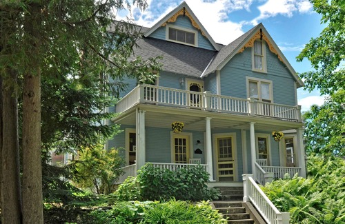 Bay View Cottage | Beautifully Renovated Victorian Cottage in Historic Bay View